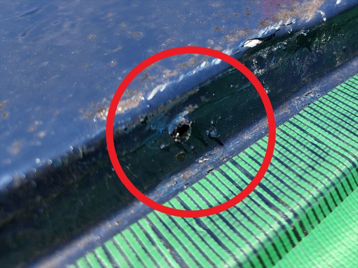 棟板金を固定する釘が抜けている様子