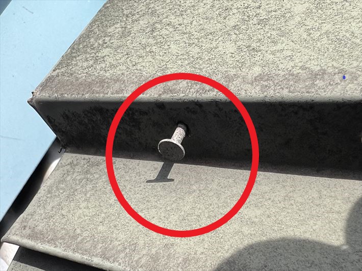 棟板金を固定する釘の浮き