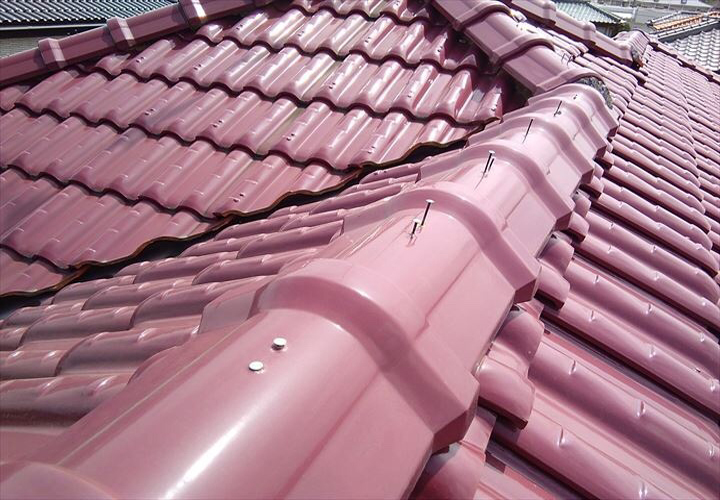 洋瓦の屋根は和瓦と異なった雰囲気です