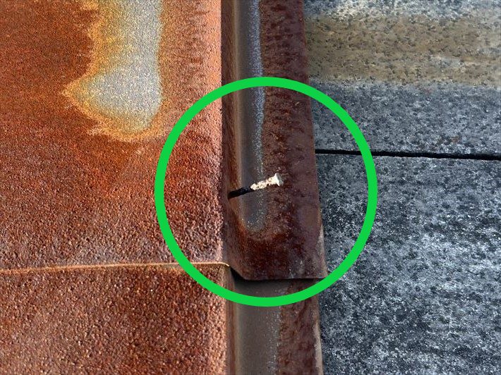 棟板金を固定する釘の浮き