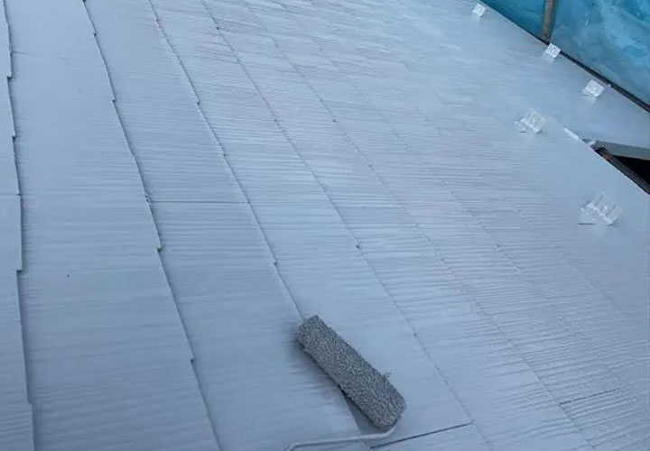 屋根塗装工事の様子