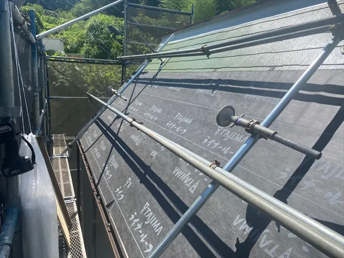 急勾配の屋根の屋根カバー工事事例