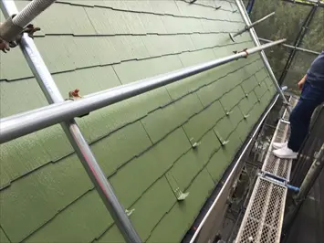 急勾配の屋根の屋根カバー工事事例