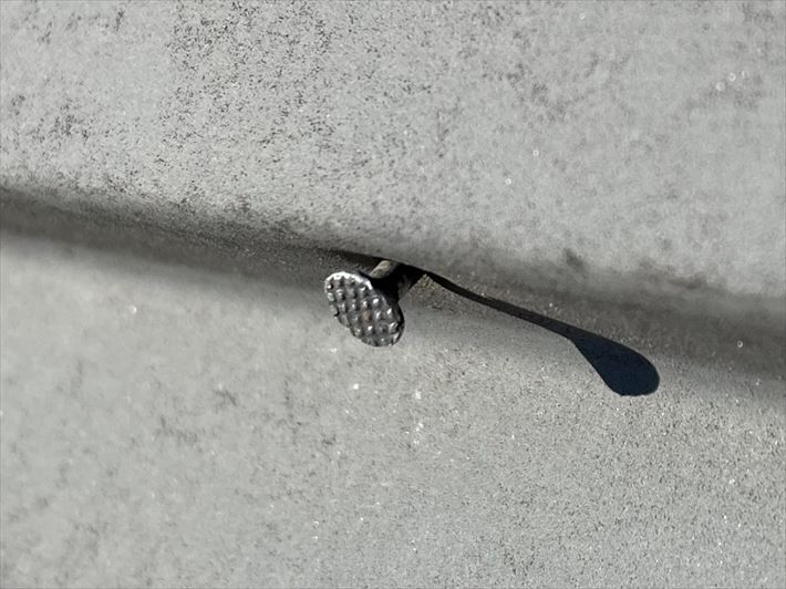 棟板金を固定する釘の浮き