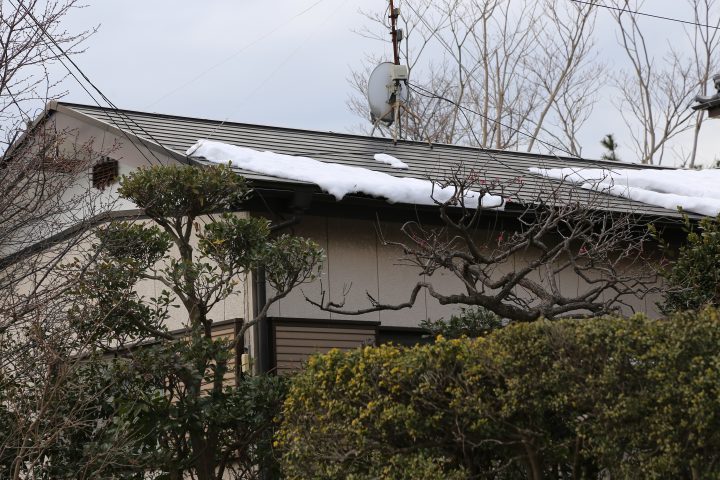 屋根に積もる雪