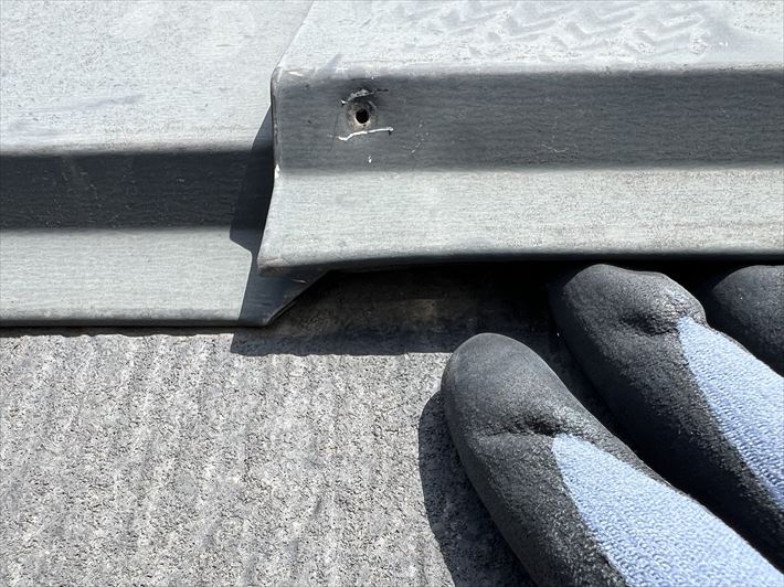 棟板金が屋根材から大きく浮いている様子