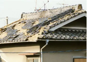 瓦屋根の倒壊