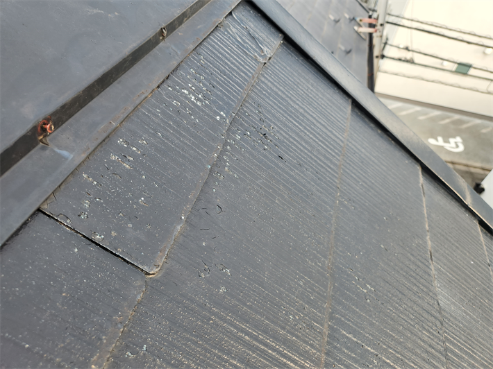 スレート屋根の塗装の剥がれ
