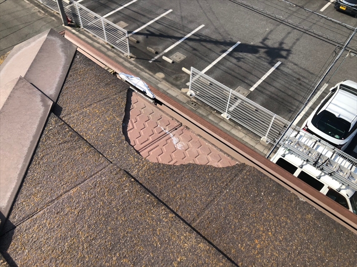 練馬区下石神井にてスレート屋根の点検、ひび割れ等の簡易補修は税込33,000円から承っております！