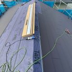 屋根カバー工法の様子