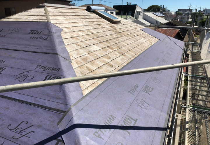 屋根カバー工事での防水紙敷設