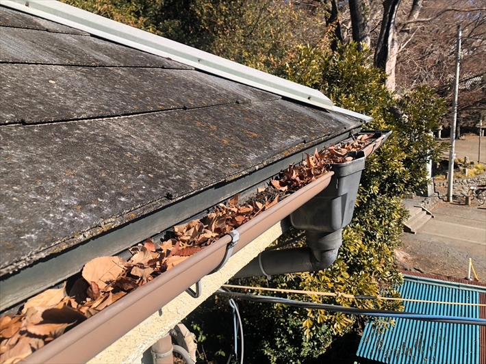 日野市新町にて落ち葉が詰まった雨樋の点検、雨樋の交換工事を行うなら屋根の工事も併せると費用の節約になります！