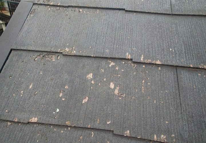 塗膜の剥がれが見られるスレート屋根