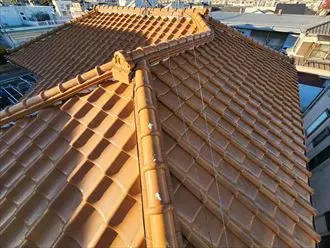 足立区北加平町にて築30年が経過したスレート屋根のメンテナンスのご相談をいただき無料点検を実施！屋根カバー工事と屋根葺き替え工事をご提案致しました！