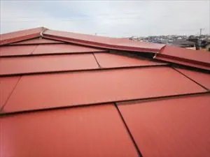 排水不良の原因である棟板金と屋根材の接合部分のコーキング処理