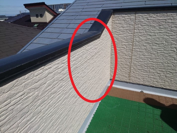 雨染みの真上の部分