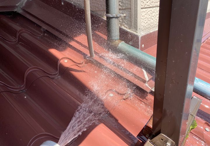 下屋根への散水検査の様子