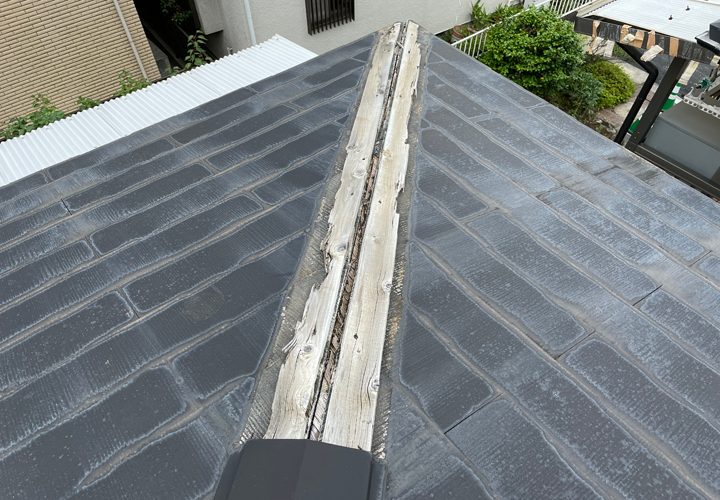 台風後の飛散した棟板金調査