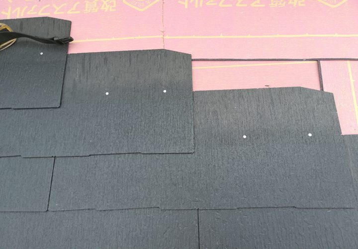 コロニアルクァッドを葺いている様子