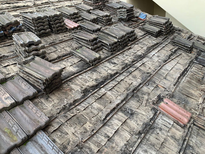 杉皮を撤去していきます