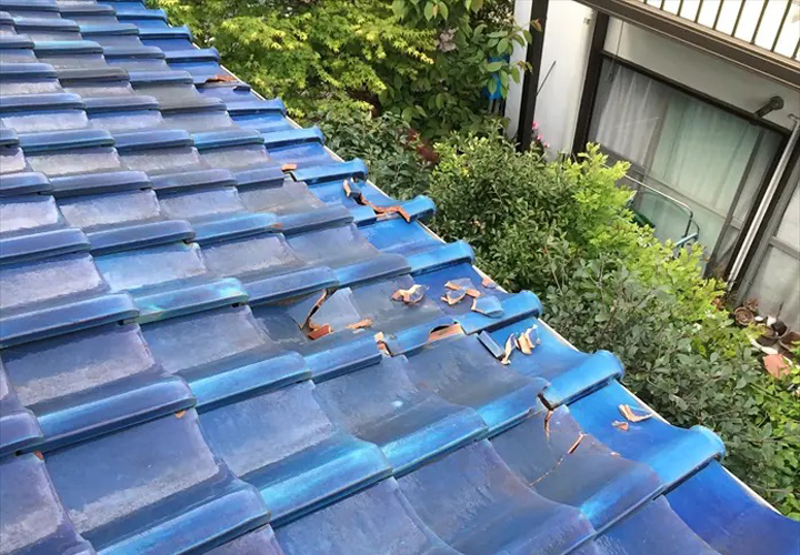 ひび割れた瓦屋根