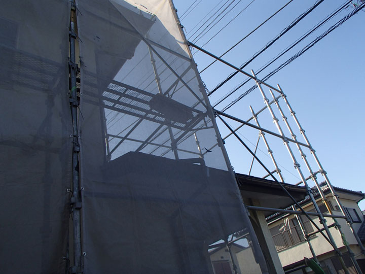 足場で囲んだ施工現場