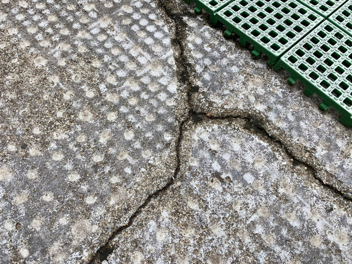 経年劣化によるベランダ防水層の亀裂