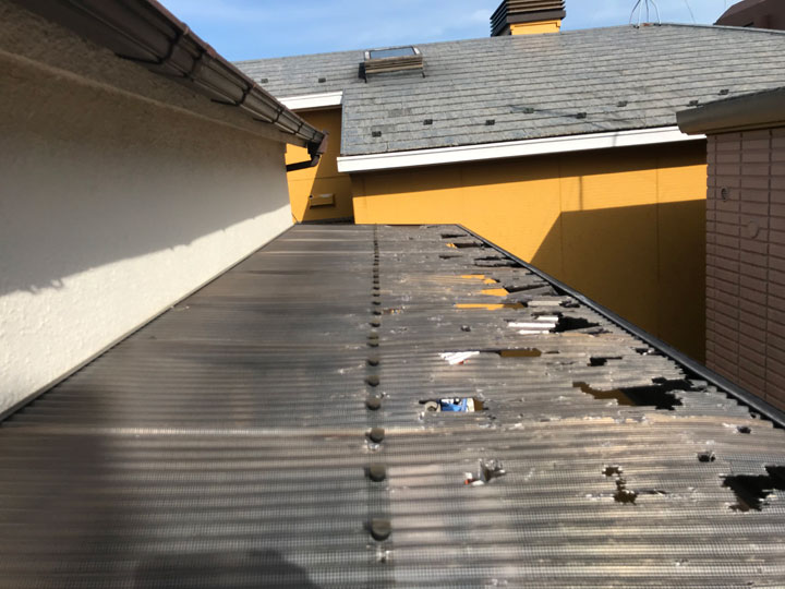降雹によるベランダの穴