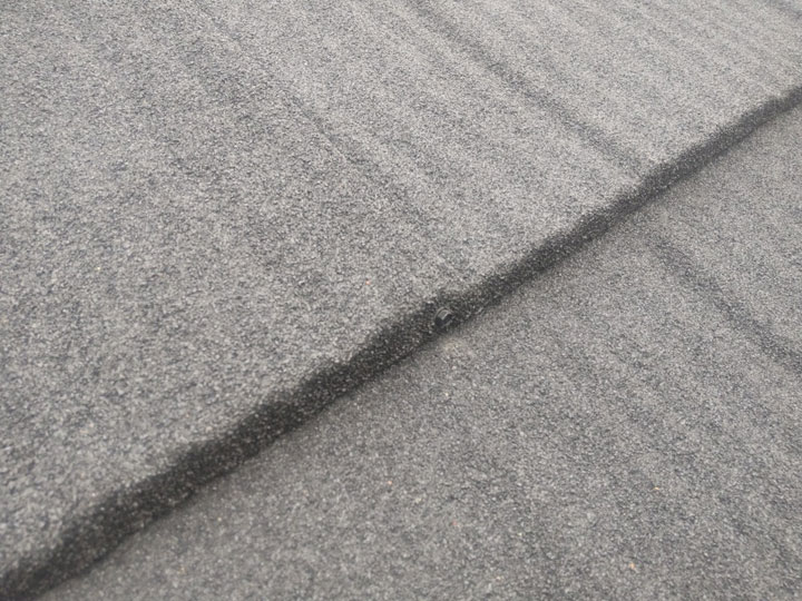 大きな違いは表面の石粒加工
