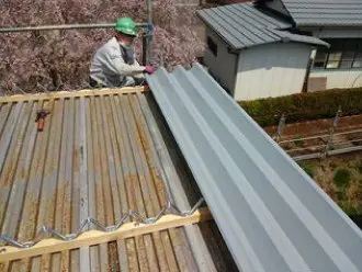 折板屋根の工事の様子