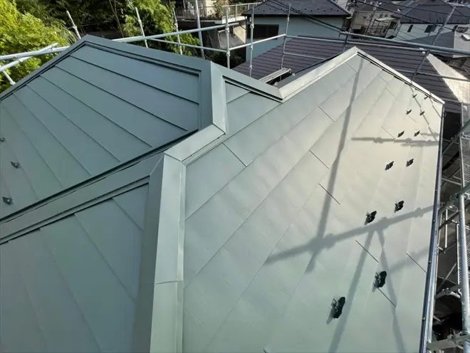 横暖ルーフが葺かれた屋根