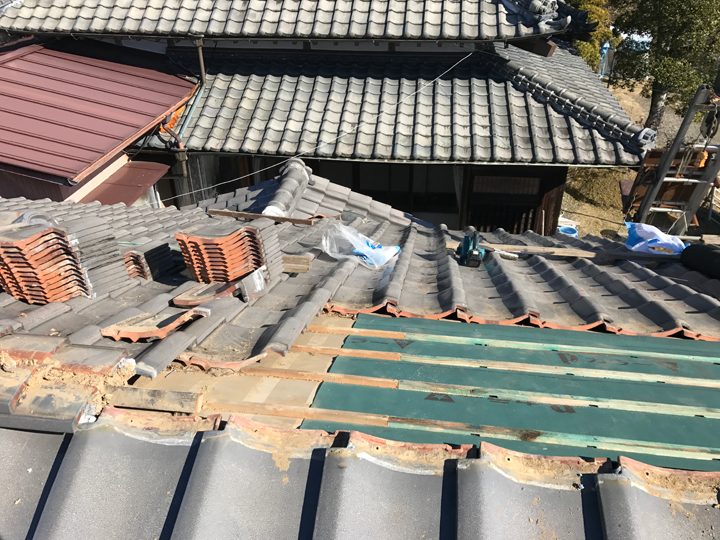 屋根葺き直し工事の様子