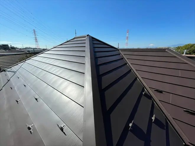 横暖ルーフが葺かれた屋根