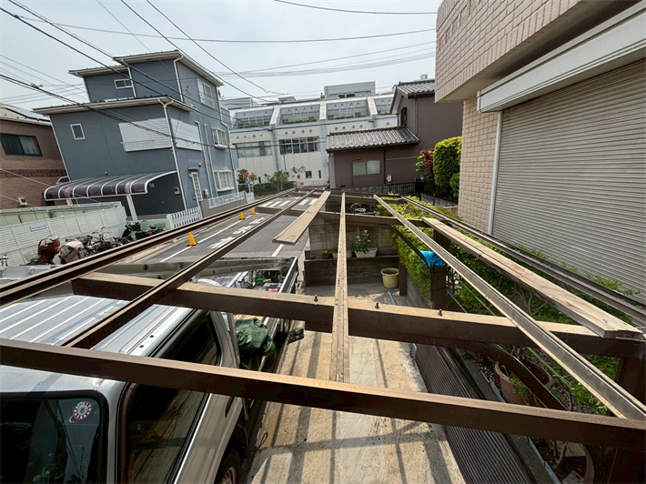 波板交換工事にて既存の波板を解体撤去
