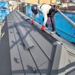 屋根修理施工中