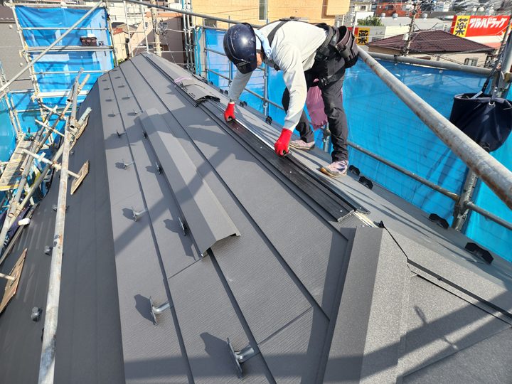 屋根修理施工中