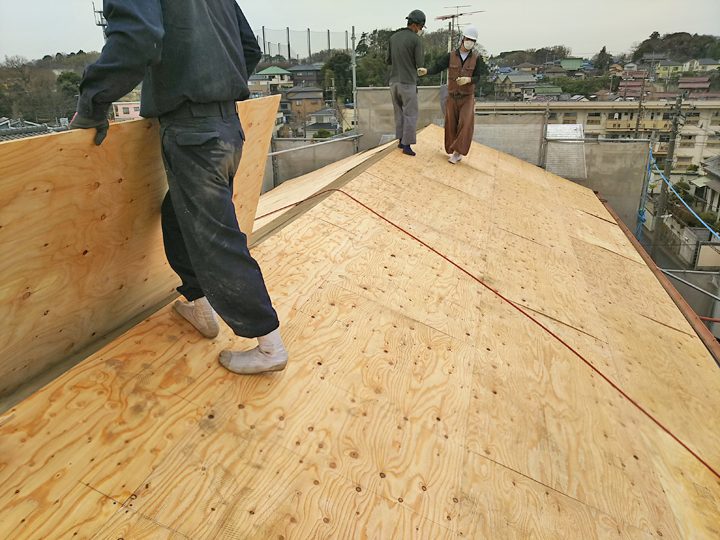 屋根葺き替え施工中