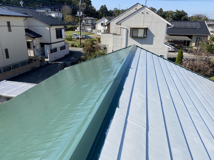 ガルバリウム鋼板屋根塗装の様子