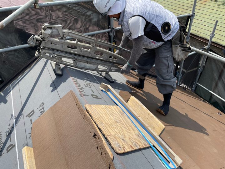 屋根葺き替え工事の様子