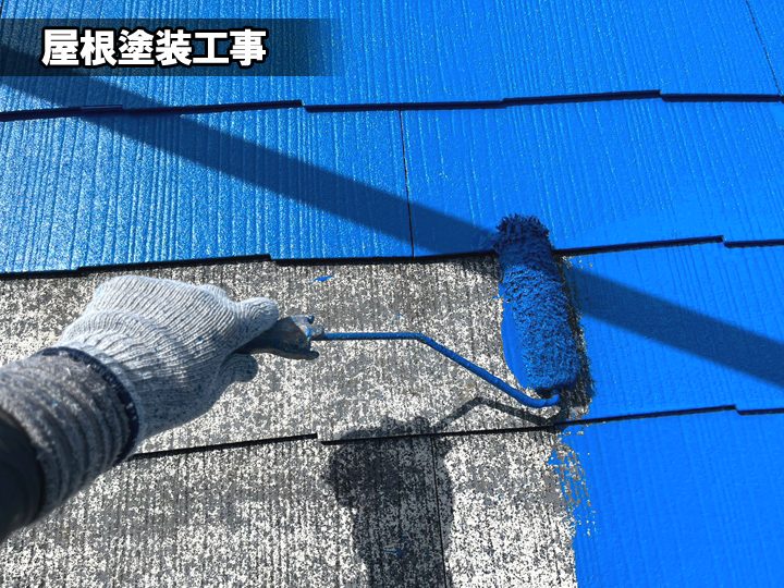 スレート屋根の塗装工事の様子