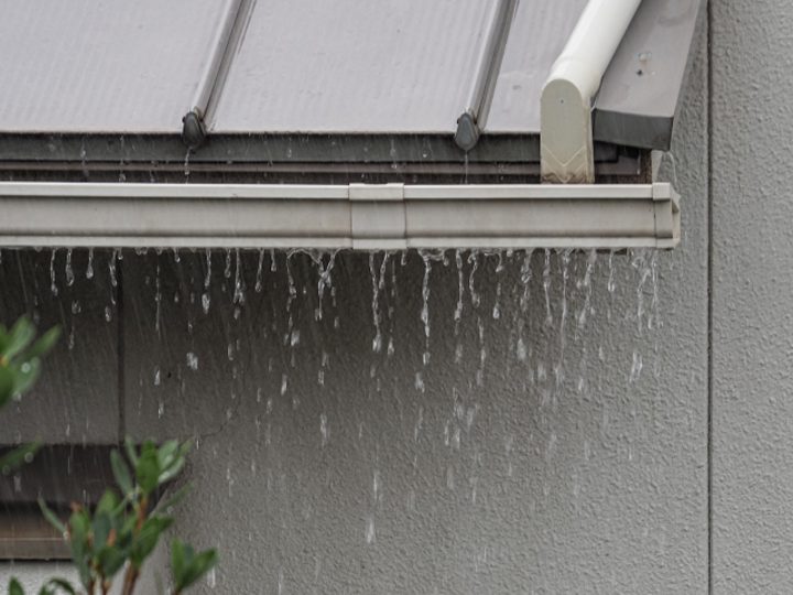 水が溢れた雨樋