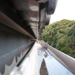 水のたまった雨樋