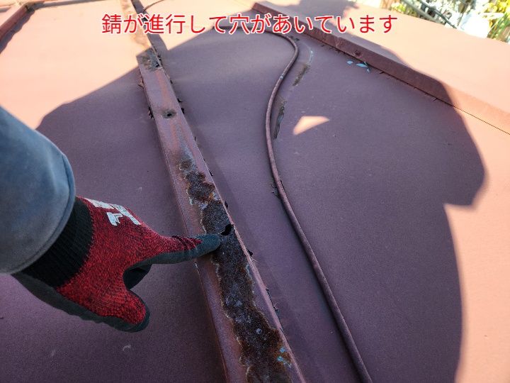 瓦棒屋根の錆が進行して穴あき