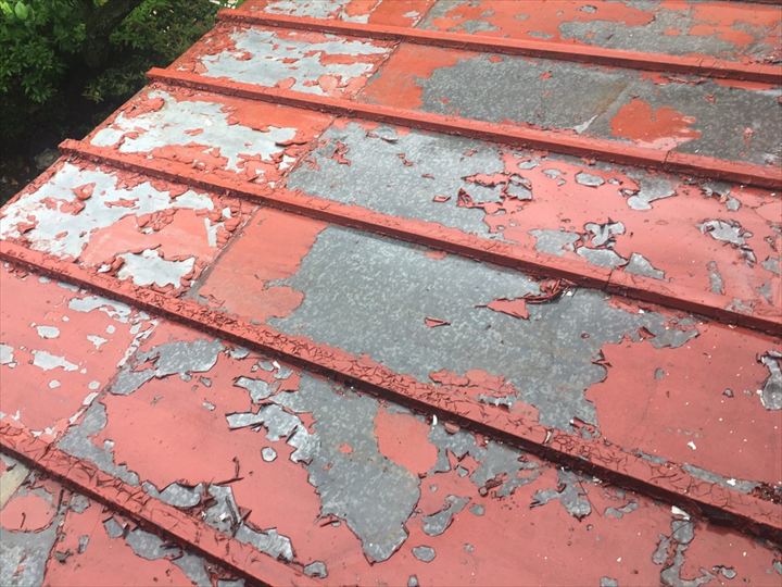 屋根の塗装剥がれ