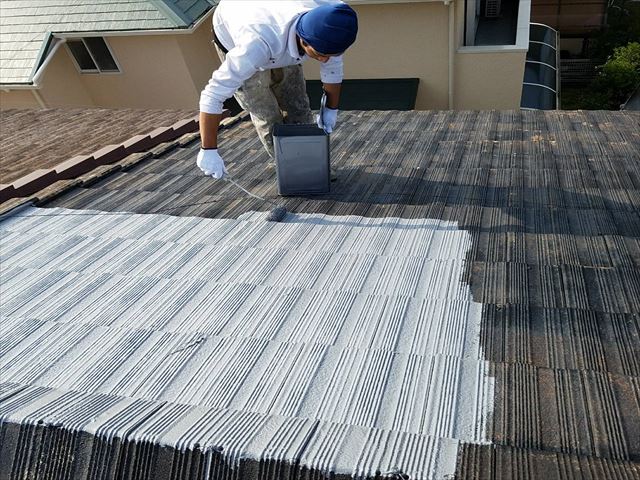 セメント瓦塗装の様子
