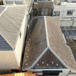 ガルバリウム鋼板製の屋根材を使用した屋根カバー工事　施工前