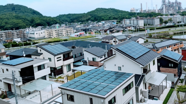 ソーラーパネルが設置された屋根