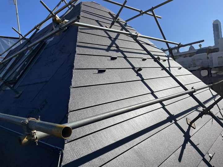 急勾配の屋根での工事では、屋根足場が必要です