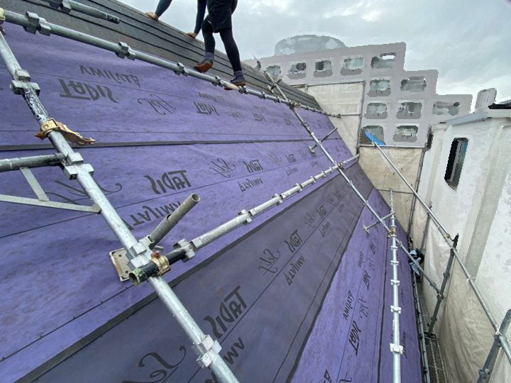 屋根足場_屋根カバー工法
