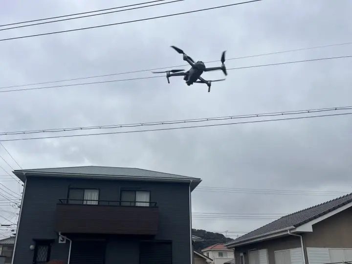 飛行しているドローン